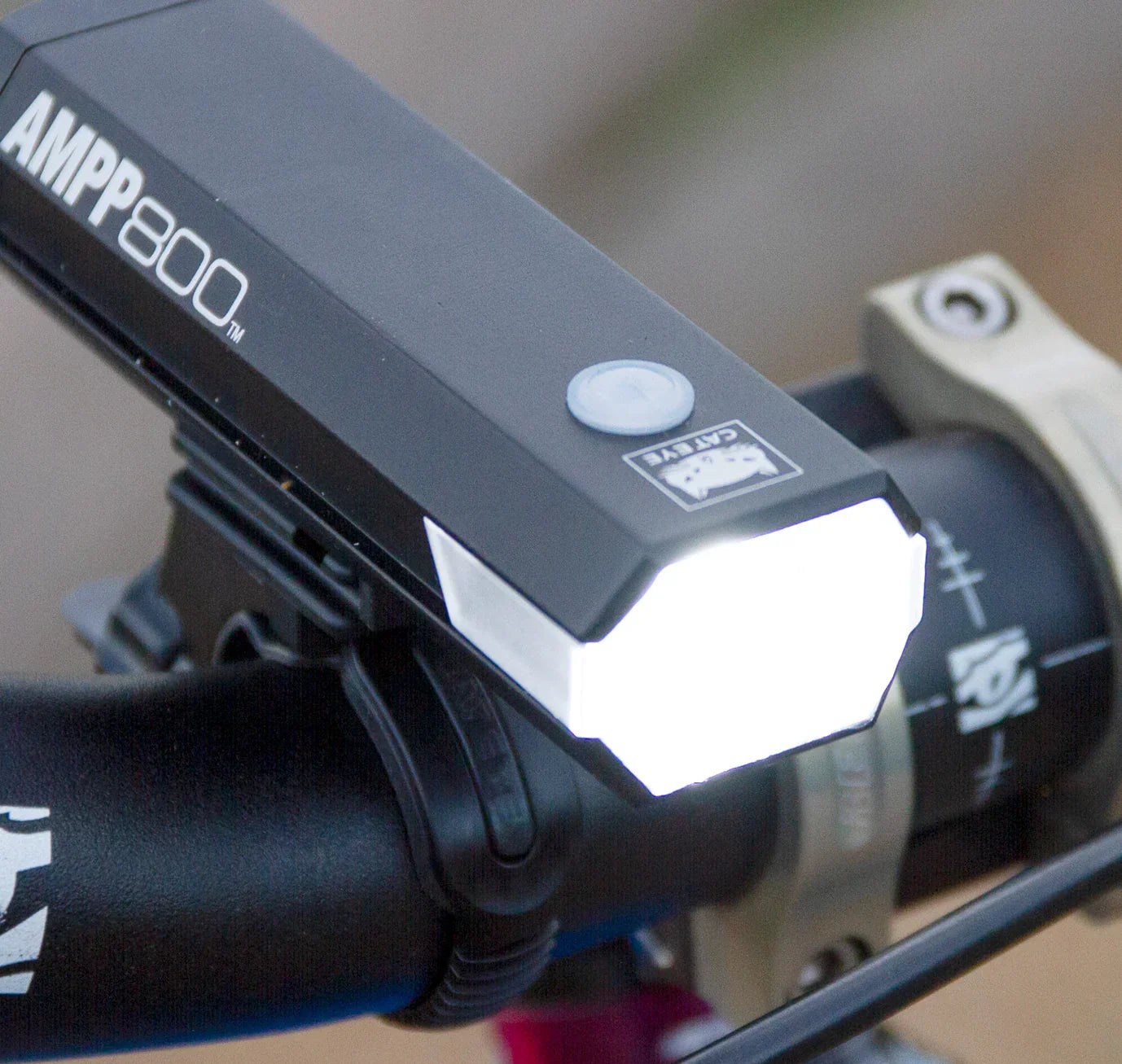AMPP 800 FRONT LIGHT - Cateye - Cobbled Climbs