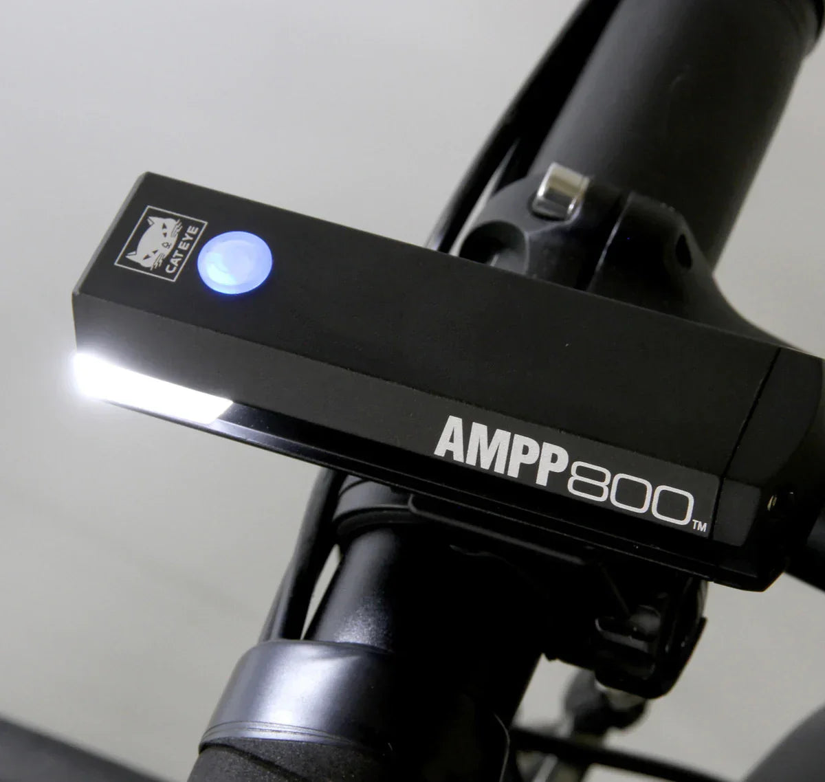 AMPP 800 FRONT LIGHT - Cateye - Cobbled Climbs