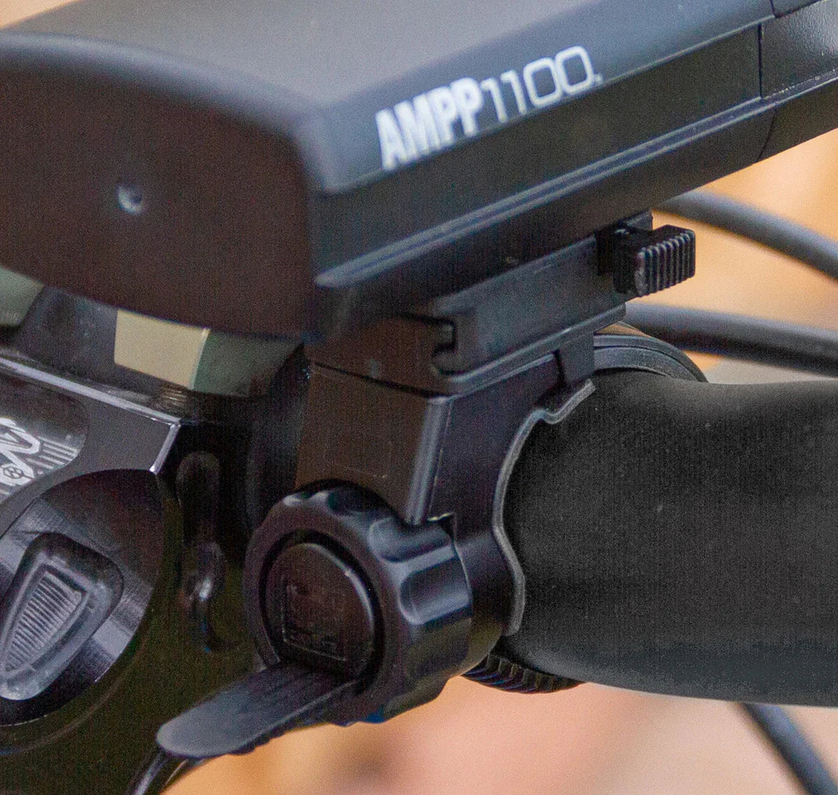 AMPP 1100 FRONT LIGHT - Cateye - Cobbled Climbs