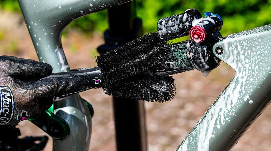 Two Pronged Brush | Muc-Off | Cobbled Climbs – view 3